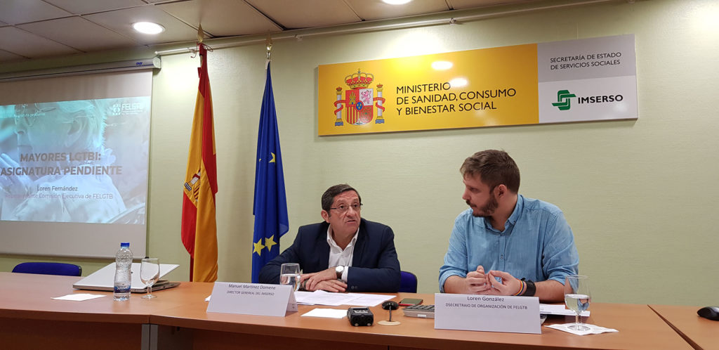 Manuel Martínez Domene, director general del Imserso y Loren González, secretario de Organización de la Felgtb durante la presentación del informe «Mayores Sin Armarios: ¡Historia, Lucha y Memoria!»