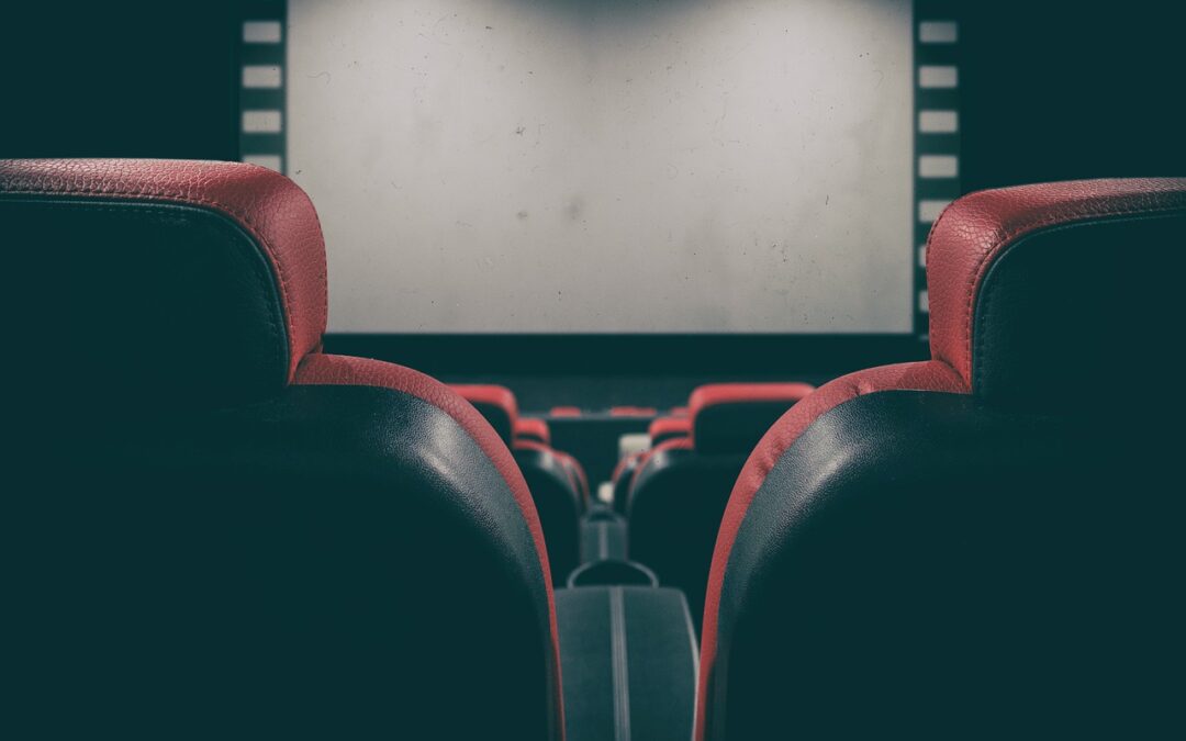 Ver películas y disfrutar del teatro, un placer saludable